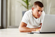 Foto: Smart young guy surfing on laptop - Indoor Smart young guy surfing on laptop - Indoor