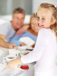 Foto: Smiling little girl serving breakfast to her parents - Morning Smiling little girl serving breakfast to her parents - Morning