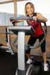 femme sur une machine de fitness