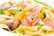 Nudeln mit Lachs und Obst