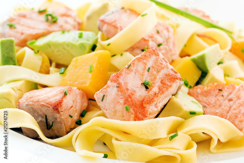 Foto: Nudeln mit Lachs und Obst Nudeln mit Lachs und Obst