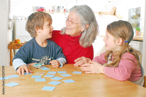 Foto: Oma und Enkelkinder spielen Memory Oma und Enkelkinder spielen Memory