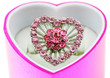 bague coeur rose, écrin rose, fond blanc
