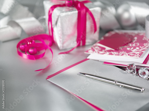 Foto: "Christmas gifts with ribbon, pen and card" "Christmas gifts with ribbon, pen and card"