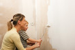 Familie streicht Wand der neuen Wohnung Familie streicht Wand der neuen Wohnung