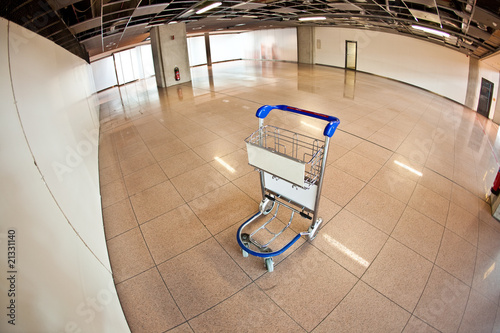 Foto: empty baggage trolley at the airport empty baggage trolley at the airport