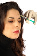Junge Frau erhält Botox-Spritze