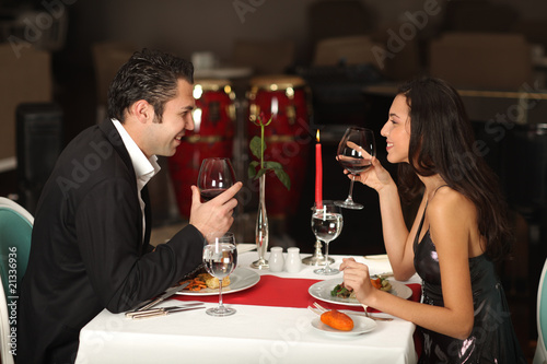 Foto: Romantic couple having dinner Romantic couple having dinner