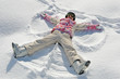 Enfant jouant dans la neige