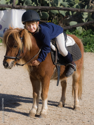 bambina a cavallo bambina a cavallo