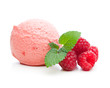 Himbeereis mit Himbeeren und Minze daneben