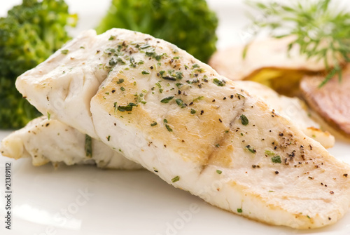 Foto: Pangasius mit Brokkoli und Chips Pangasius mit Brokkoli und Chips