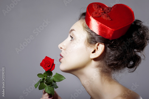 Foto: Glamorous girl in an elegant hat in the form of heart Glamorous girl in an elegant hat in the form of heart