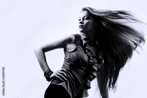 Foto: beautiful girl with flying blond hair beautiful girl with flying blond hair