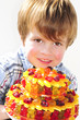 Kind mit Gummibärchentorte