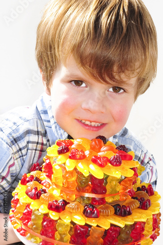 Photo: Kind mit Gummibärchentorte Kind mit Gummibärchentorte