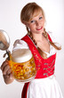 Bayrische Kellnerin im Dirndl mit Mass