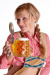 Bayrische Kellnerin im Dirndl