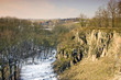 Aussicht von der Klippe in eine Schlucht im Winter Aussicht von der Klippe in eine Schlucht im Winter