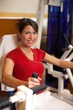 Frau beim Schultertraining