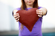 Kind zeigt ein rotes Herz  -Textfreiraum
