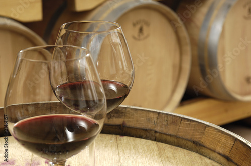 Photo: un sorso di vino in cantina un sorso di vino in cantina