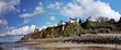 Vue panoramique d'un village normand depuis la plage.