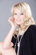 Blonde Frau posiert mit Halskette sexy 02