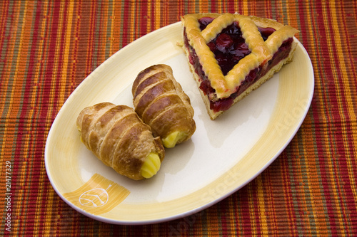 Photo: crostata e cannoli crostata e cannoli