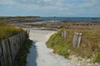 Chemin de sable sur plage bretonne.