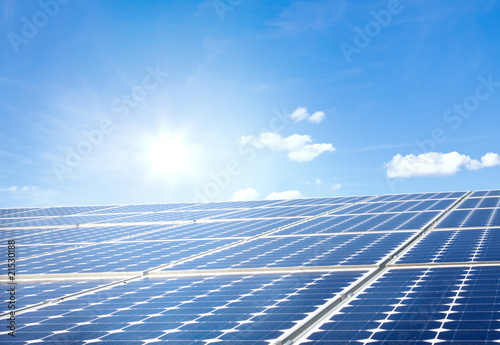 Foto: Solarpanels mit Himmel und Sonne Solarpanels mit Himmel und Sonne