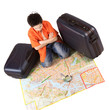 bambino con valigie e mappa geografica bambino con valigie e mappa geografica