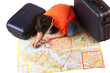 bambino con valigie e mappa geografica
