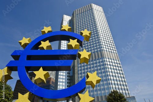 Foto: European Central Bank with Euro Sign, Frankfurt European Central Bank with Euro Sign, Frankfurt