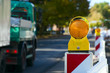 LKW passiert eine Straßenbaustelle