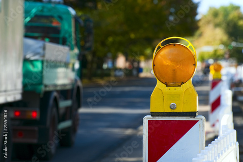 Foto: LKW passiert eine Straßenbaustelle LKW passiert eine Straßenbaustelle