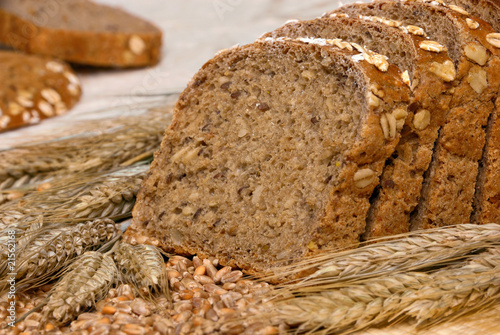 Photo: Mehrkornbrot dekoriert mit Getreide Mehrkornbrot dekoriert mit Getreide