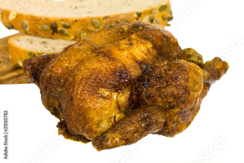 Foto: Brathähnchen , freigestellt auf Weiss,mit Brot Brathähnchen , freigestellt auf Weiss,mit Brot