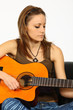 Junge Frau mit einer Gitarre