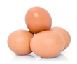 Quatre oeufs frais empilés