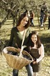 una famiglia in campagna tra gli ulivi