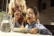 bambino che mangia
