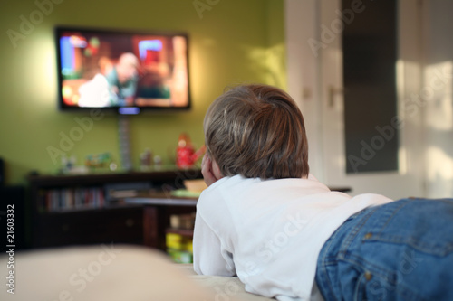 Photo: Kind vor TV Kind vor TV