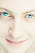 Foto: highlighted smiling young man's face with blue eyes highlighted smiling young man's face with blue eyes