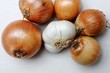 Einzelne Knoblauchknolle mit Zwiebeln