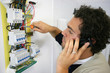Portrait d'un électricien travaillant sur un compteur électrique