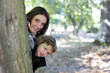Portrait d'une fillette et de sa mère à la campagne
