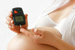 Photo: Schwangere Frau misst Blutzuckerwert Schwangere Frau misst Blutzuckerwert