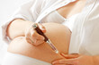 Photo: Schwangere Frau spritzt Insulin Schwangere Frau spritzt Insulin
