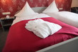 Hotelbett mit Bademantel